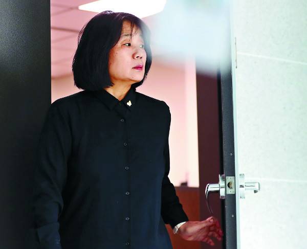 윤미향 더불어민주당 의원이 굳은 표정으로 8일 오전 국회 의원회관 의원실을 나서고 있다. 윤 의원은 의원실 앞에서 대기하고 있던 기자들을 향해 “무엇을 찍으려고 기다리는 거냐. 내가 죽는 모습을 찍으려고 기다리는 것이냐”며 불편한 기색을 감추지 않았다. 연합뉴스