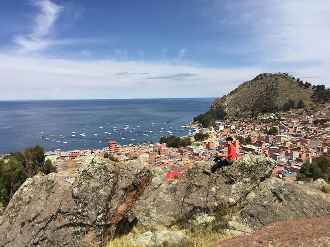 라 오르카 델 잉카에서 조망하는 코파카바나와 티티카카호수의 환상적인 풍광.
