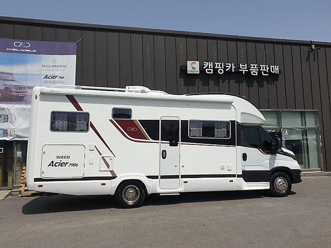 제일모빌에서 고카프를 통해 런칭한 이베코 베이스의 Acier 790S 캠핑카(사진 제공 : 제일모빌)