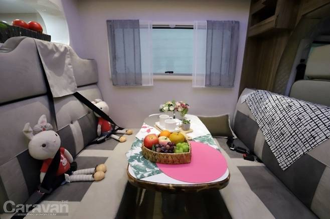 리빙룸은 4인이 마주할 수 있고 측면으로도 소파가 마련되어 있다. 3점 시트를 적용하여 대가족이 편안한 여행이 가능하다