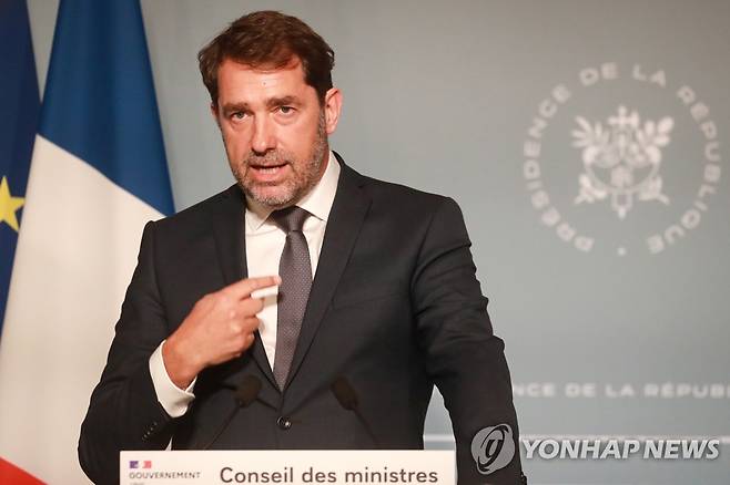 지난달 27일 브리핑하는 크리스토프 카스타네르 프랑스 내무장관 [로이터=연합뉴스 자료사진]