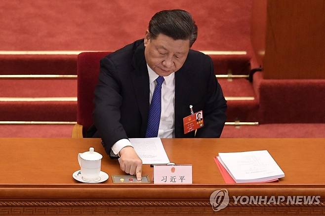 홍콩보안법 투표하는 시진핑 (베이징 AFP=연합뉴스) 28일 중국 베이징 인민대회당에서 열린 전국인민대표대회(전인대) 전체회의에서 시진핑 국가주석이 홍콩 국가보안법(홍콩보안법) 초안에 대해 투표하고 있다. ymarshal@yna.co.kr