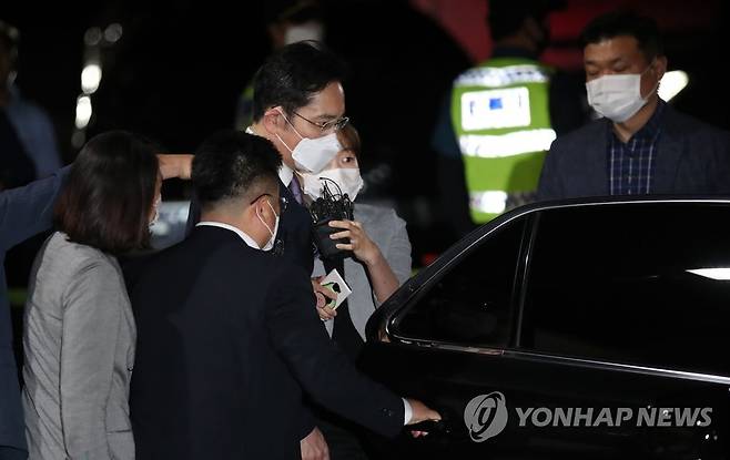 구속영장 기각에 구치소 나서는 이재용 (의왕=연합뉴스) 김인철 기자 = 삼성 경영권 승계 과정에서 불법행위 관여 혐의 의혹에 대한 구속영장이 기각된 이재용 삼성전자 부회장이 9일 오전 경기도 의왕 서울구치소를 나서고 있다. 2020.6.9 yatoya@yna.co.kr