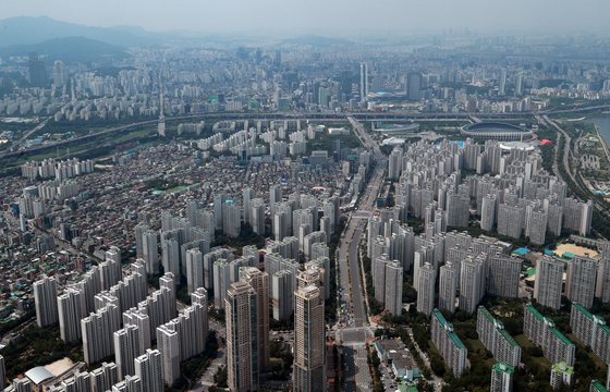 코로나 등으로 아파트 매매거래가 크게 줄었지만 증여는 급증했다.