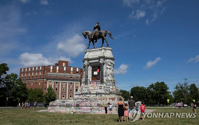인종차별 반대 구호 페인트로 뒤덮인 미 버지니아주 리치먼드의 로버트 리 장군 기마상 [로이터=연합뉴스]