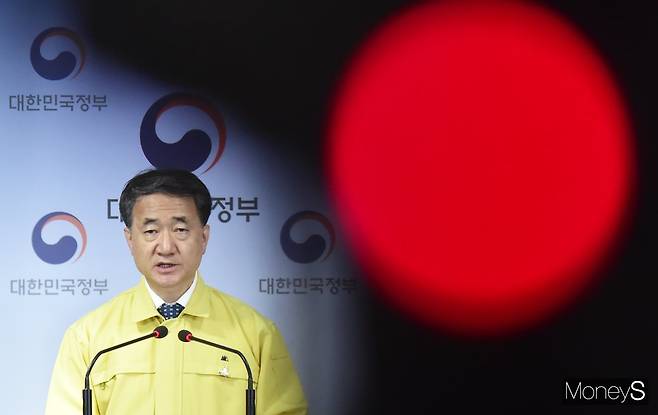 박능후 보건복지부 장관 겸 중앙재난안전대책본부 1차장이 12일 서울 종로구 정부서울청사에서 코로나19 정례브리핑을 갖고 있다. /사진=임한별 기자