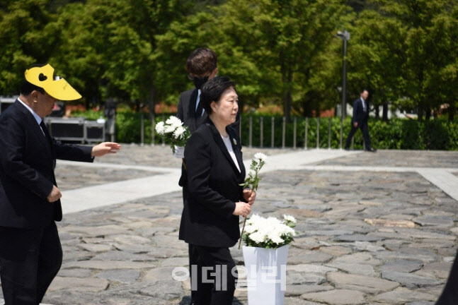 한명숙 전 국무총리가 23일 오전 경남 김해시 봉하마을에서 열린 고(故) 노무현 전 대통령 서거 11주기 추도식에서 헌화하고 있다. (사진=노무현 제단 제공)