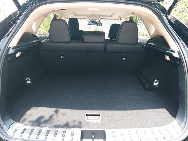 NX300h 트렁크를 개방한 모습. ⓒ데일리안 조인영 기자