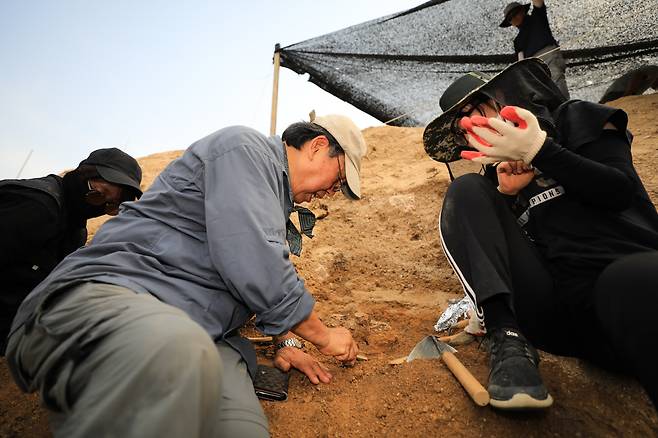 한국전쟁기 민간인 학살 유해발굴 공동조사단장인 박선주 충북대 명예교수(가운데)가 지난 5일 충북 청주시 남일면 고은리에 있는 유해 매장 추정지에서 발굴 작업을 하고 있다. 청주 | 이준헌 기자 ifwedont@kyunghyang.com