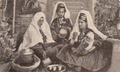 과거 이슬람 문화에서도 술을 마셨다. 다만 예배를 방해한다는 이유로 술을 금지, 대신 각성 효과가 있는 커피를 마셨다. 사진은 커피를 마시는 아랍 여인들의 모습. 크리스틴 헤럴드 앤드 사인즈 오브 아워 타임스 제공