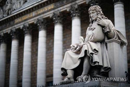 사진은 프랑스 파리 하원의사당 앞의 장밥티스트 콜베르의 동상. 루이 14세의 재상이었던 콜베르는 식민지 노예를 규율하는 '코드 누아'라는 법을 기초한 인물로, 그의 동상들은 반(反) 인종차별 시위대의 표적이 되고 있다. [로이터=연합뉴스 자료사진]