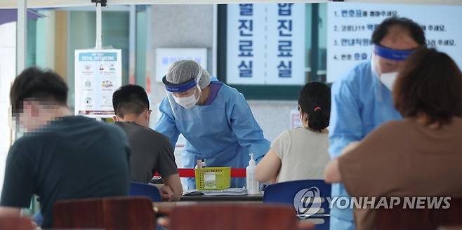 강남 선별진료소서 문진표 작성하는 시민들 [연합뉴스 자료사진] 지난 12일 오후 서울 강남구보건소에 설치된 선별진료소에서 시민들이 신종 코로나바이러스 감염증(코로나19) 검사를 받기에 앞서 문진표를 작성하고 있다. 2020.6.12