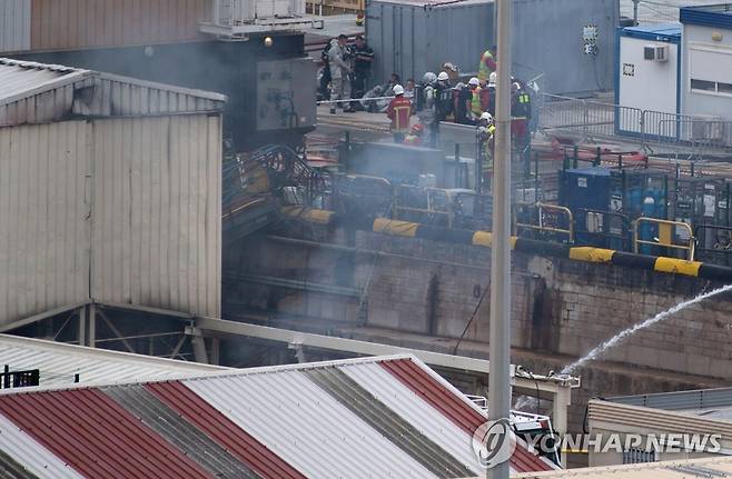 12일 프랑스 남부 툴롱해군기지에 정박한 핵잠수함 페를 호의 화재를 진압하는 소방대원들. [AFP=연합뉴스]