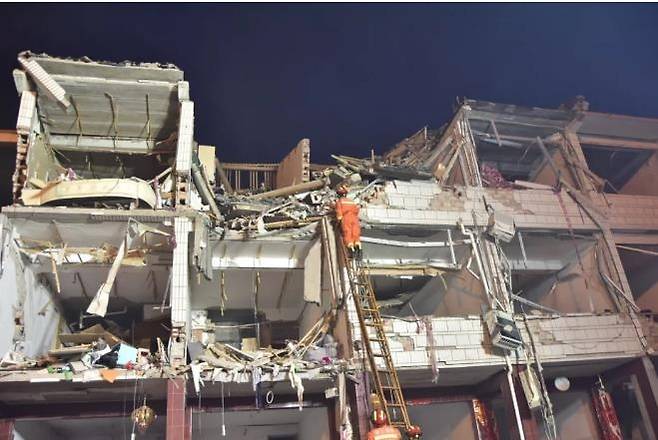 중국 저장성 탱크로리 폭발로 10명 사망·117명 부상 [중국중앙TV 캡처.재판매 및 DB 금지]