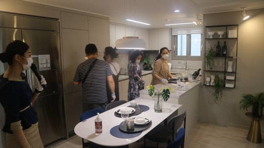 백양산 롯데캐슬 골드센트럴 84㎡B타입 부엌유니트. 



<이상현 기자>