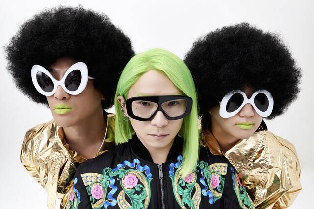 프로젝트 그룹 ‘오방신(神)과’. 가운데가 이희문이다. 이희문컴퍼니 제공