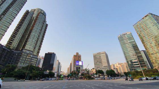 서울 공덕오거리, 이 빌딩 숲 한가운데(전광판 아래) 공원으로 40년간 묶여 있는 땅이 있다. 다음달 1일부터 시행되는 도시공원 일몰제에 따라 해제될 줄 알았지만, 서울시는 이 땅을 다시 묶었다.