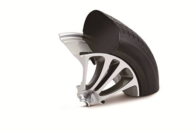 타이어 공기압 측정장치인 TPMS 센서가 장착된 휠의 절단 모습. 현대모비스 제공