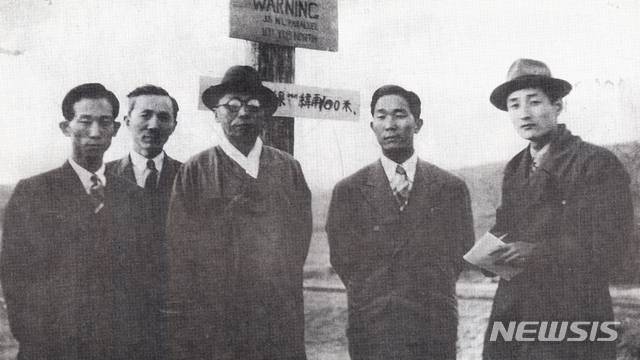 [서울=뉴시스] 1948년 4월 19일 남북 협상을 위해 38선을 넘기 전 경기도 여현 38도선 표지판 앞에서 기념 촬영하는 김구(金九) 선생 일행. 왼쪽부터 비서 선우진(鮮于鎭), 독립운동가 정이형(鄭伊衡) 민족자주연맹 정치위원, 김구, 아들 김신(金信), 유중렬 <조선통신> 기자. 사진은 <조선통신> 이지수(李志水) 사진기자가 촬영한 것으로 추정된다. (사진=미디어한국학 제공) 2020.06.14. photo@newsis.com