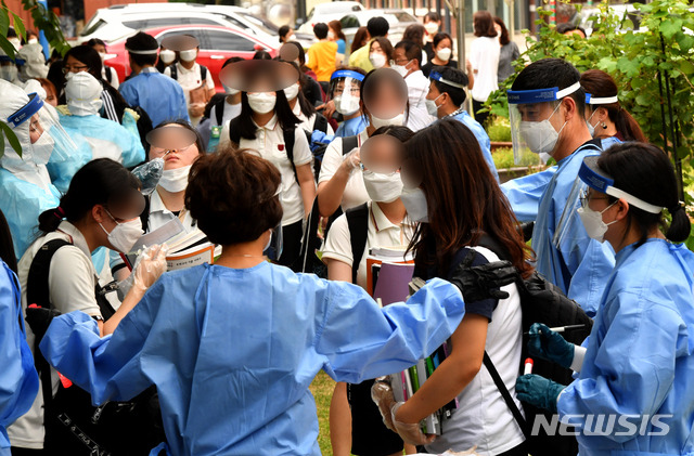 [광주=뉴시스] 신대희 기자 = 12일 광주 남구 모 여자 고등학교에서 학생 1명이 코로나19 의심 환자로 분류돼 전교생이 보건당국의 검사를 받고 있다. 2020.06.12. sdhdream@newsis.com