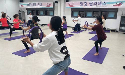 지난해 경북 의성군 출산통합지원센터를 찾은 주민들이 필라테스 프로그램에 참여하고 있다. 의성군 제공
