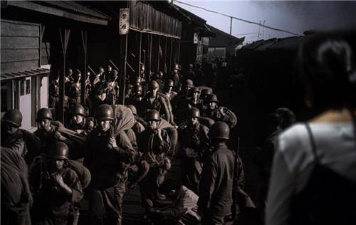 대전역에 도착한 스미스특임대 (오산=연합뉴스) 경기 오산시 유엔군 초전기념관에서 한 관람객이 1950년 7월 4일 촬영된 '대전역에 도착한 스미스 특임대원들' 사진을 보고 있다.2020.6.5[오산시 제공. 재판매 및 DB금지]