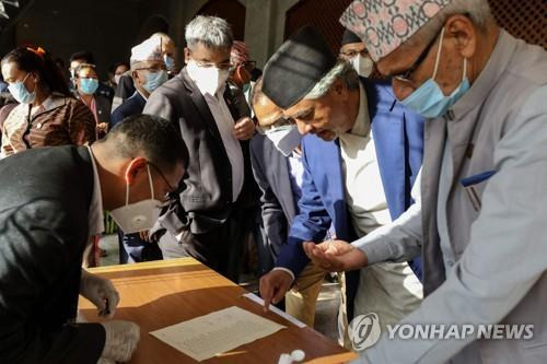 13일 새 지도 승인 관련 투표를 하는 네팔 하원 의원들. [AFP=연합뉴스]