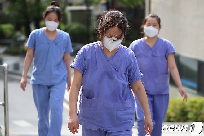 지난달 12일 오후 신종 코로나바이러스 감염증(코로나19) 지역거점병원인 대구 중구 계명대 대구동산병원에서 중환자실 근무를 마친 간호사들이 격리병동을 나와 보호복을 벗고 지친 모습으로 휴게실로 향하고 있다. 오늘이 '국제 간호사의 날'인 것을 알고 있느냐는 취재진의 물음에 이들은 "가정의 달 5월이지만 가족의 기념일도 잊은 지 오래됐다＂고 말했다. 2020.5.12/뉴스1 © News1 공정식 기자