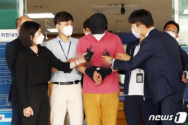 서울역에서 30대 여성을 상대로 이른바 '묻지마 폭행'을 저지른 남성 A씨가 지난 4일 오전 서울 용산경찰서에서 영장실심심사에 앞서 추가 조사를 받기 위해 서울역 특별사법경찰대로 향하고 있다. 2020.6.4/뉴스1 © News1 이재명 기자