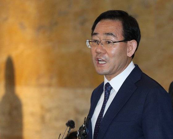 주호영 미래통합당 원내대표가 12일 오후 서울 여의도 국회에서 열린 의원총회를 마친 후 취재진의 질의에 답하고 있다. 뉴스1