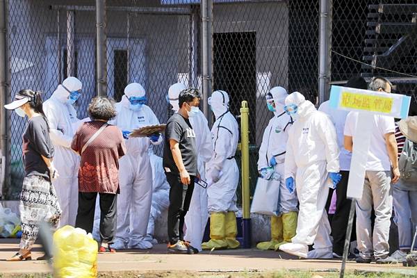 방역복을 입은 중국 베이징 보건 당국 관계자들이 14일 한 종합운동장에서 신파디 농수산물도매시장 인근에 거주하거나 이 시장을 방문했던 사람들에 대한 핵산 검사를 실시하기 위해 명단을 체크하고 있다. 두 달 만에 대규모 감염 사태가 일어난 중국은 신파디 시장이 제2의 화난 수산물시장이 되는 것을 막기 위해 해당 지역을 통째로 봉쇄하는 등 강력한 방역책을 동원하고 있다. AP연합뉴스