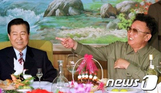 2000년 1차 남북 정상 회담에서 만난 김대중 전 대통령(좌)과 북한 김정일 국방위원장(우). / 사진제공=뉴스1