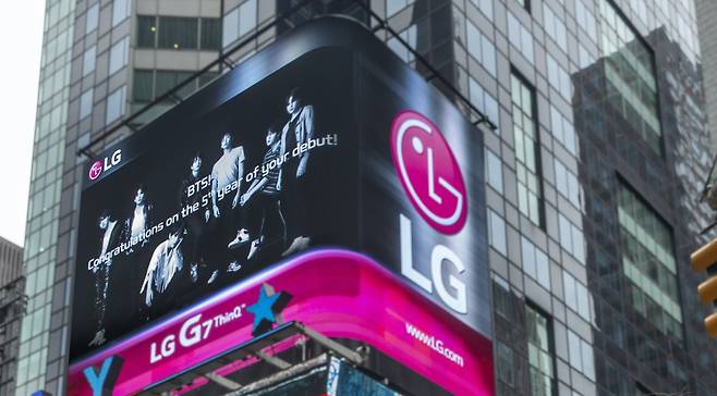 2018년 뉴욕 타임스퀘어에 등장한 G7 광고. BTS를 모델로 내세웠다. /사진=LG전자