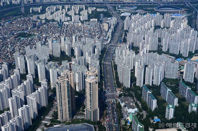 서울 아파트값이 9주간의 하락세를 마감하고 최근 상승 전환하면서 정부의 수요 억제정책이 한계에 직면했다는 우려의 목소리가 나온다. 서울 송파구 잠실 일대 아파트단지 전경.[사진=박해묵 기자]