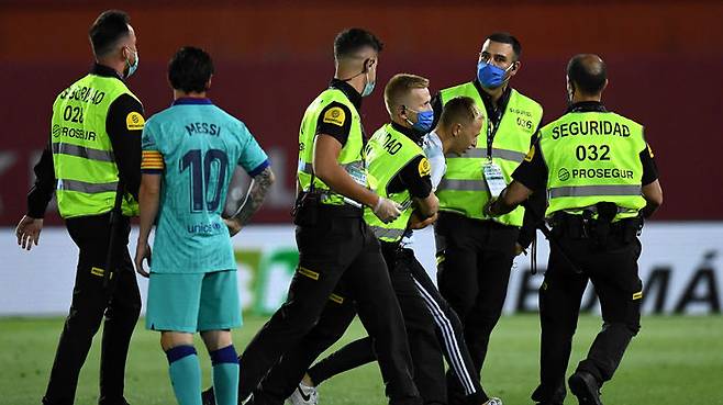 메시와 사진 촬영을 위해 그라운드에 난입한 관중 (사진=게티이미지코리아)