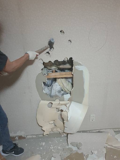 지난달 21일, 경기도 성남의 한 아파트에서 인테리어 공사를 하던 중 벽 내부에서 발견된 각종 폐기물. 조명등 껍데기, 뜯은 벽지, 스티로폼, 석고보드, 나뭇조각 등 대략 5톤 분량. 이전 공사를 맡았던 업체에서 매립한 것으로 추정. 인테리어 전문업체 ‘도담아이디’ 제공.