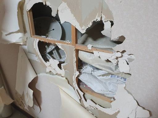 지난달 21일, 경기도 성남의 한 아파트에서 인테리어 공사를 하던 중 벽 내부에서 발견된 각종 폐기물. 조명등 껍데기, 뜯은 벽지, 스티로폼, 석고보드, 나뭇조각 등 대략 5톤 분량. 이전 공사를 맡았던 업체에서 매립한 것으로 추정. 인테리어 전문업체 ‘도담아이디’ 제공.