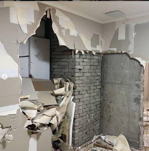 지난달 21일, 경기도 성남의 한 아파트에서 인테리어 공사를 하던 중 벽 내부에서 발견된 각종 폐기물. 조명등 껍데기, 뜯은 벽지, 스티로폼, 석고보드, 나뭇조각 등 대략 5톤 분량. 이전 공사를 맡았던 업체에서 매립한 것으로 추정. 인테리어 전문업체 ‘도담아이디’ 제공.