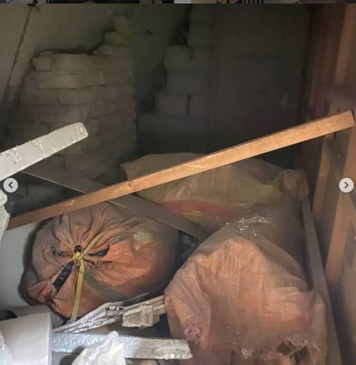 지난달 21일, 경기도 성남의 한 아파트에서 인테리어 공사를 하던 중 벽 내부에서 발견된 각종 폐기물. 조명등 껍데기, 뜯은 벽지, 스티로폼, 석고보드, 나뭇조각 등 대략 5톤 분량. 이전 공사를 맡았던 업체에서 매립한 것으로 추정. 인테리어 전문업체 ‘도담아이디’ 제공.