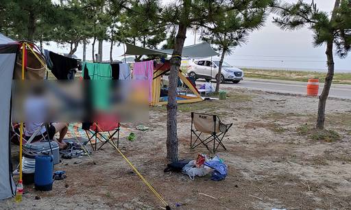 지난 13일 오후 강원도 고성군 한 해변 인근 소나무 숲 캠핑장에는 야영객들로 북적이고 있다.