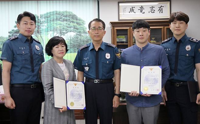 홍천경찰서 보이스피싱 피해 막은 우체국에 감사장 [홍천경찰서 제공. 재판매 및 DB 금지]