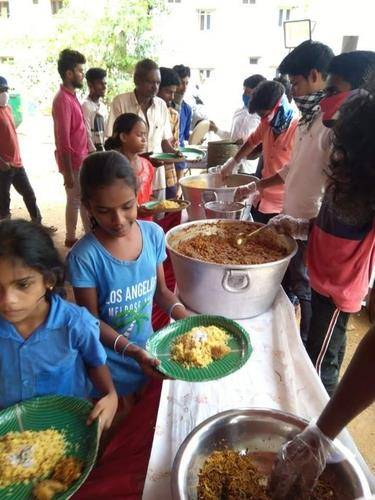 인도 비사카파트남에서 LG폴리머스 지원단이 가스 누출 사고 피해 지역 주민에게 음식을 제공하는 모습. [LG폴리머스 제공=연합뉴스]