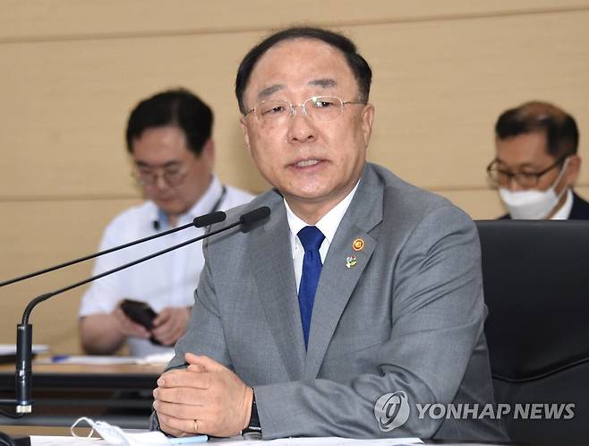 확대간부회의 주재하는 홍남기 부총리 (서울=연합뉴스) 홍남기 경제부총리 겸 기획재정부 장관이 15일 오후 세종시 정부세종청사에서 열린 기획재정부 확대간부회의를 주재하고 있다. 2020.6.15       [기획재정부 제공. 재판매 및 DB 금지] photo@yna.co.kr