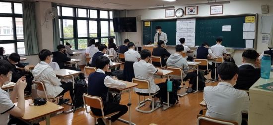 지난달 21일 첫 대학수학능력시험 모의평가를 치르는 고등학교 3학년생들이 교실에 앉아있다. / 사진=연합뉴스