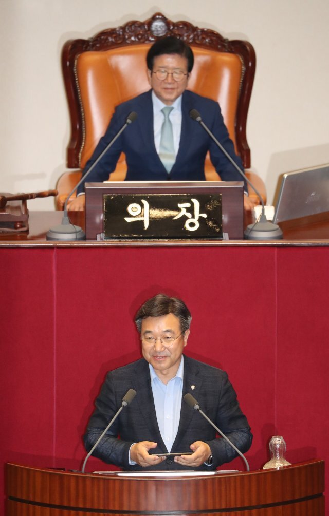 15일 국회 본회의장에 앞뒤로 선 박병석 국회의장과 윤호중 법사위원장.