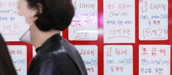 정부가 이르면 17일 접경지역을 제외한 수도권 대부분 지역을 조정대상지역으로 묶는 등 규제지역을 대폭 확대하고 법인 부동산 투자에 대한 세금을 강화하는 내용을 골자로 하는 추가 부동산대책을 내놓을 것으로 예상된다. 16일 오전 서울 송파구 한 부동산 공인중개사무소에 매물 정보가 붙어 있다. 뉴시스