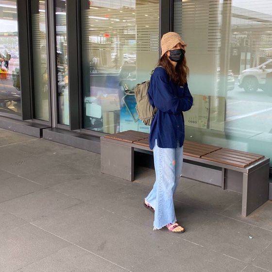 시원한 여름 소재의 버킷햇으로 평범한 옷차림에 멋스러운 포인트를 준 이효리. 사진 이효리 인스타그램