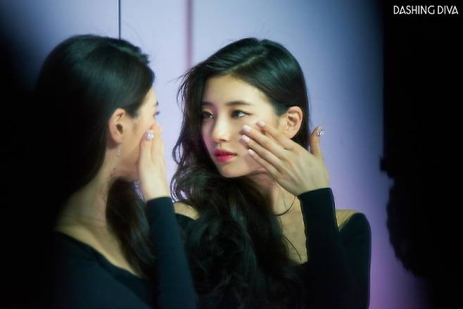 데싱디바 광고 촬영 현장에서 수지의 숨막히는 미모/사진=데싱디바