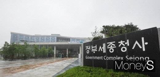 최근 신종 코로나바이러스 감염증(코로나19) 사태로 부동산 매수수요가 줄고 전세수요가 증가하며 전셋값이 폭등, 이를 이용한 갭투자가 기승을 부렸다. 갭투자는 전세가와 매매가의 차이를 이용해 소액으로 집을 사는 방법인데 거래의 이상급증으로 다시 집값을 올리는 부작용이 우려된다. /사진=머니S