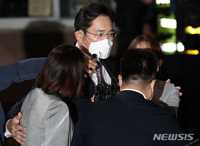 [의왕=뉴시스] 이영환 기자 = 불법 경영승계 혐의 등을 받는 이재용 삼성전자 부회장이 지난 9일 오전 구속영장이 기각되자 경기 의왕시 서울구치소를 나서고 있다. 2020.06.09. 20hwan@newsis.com